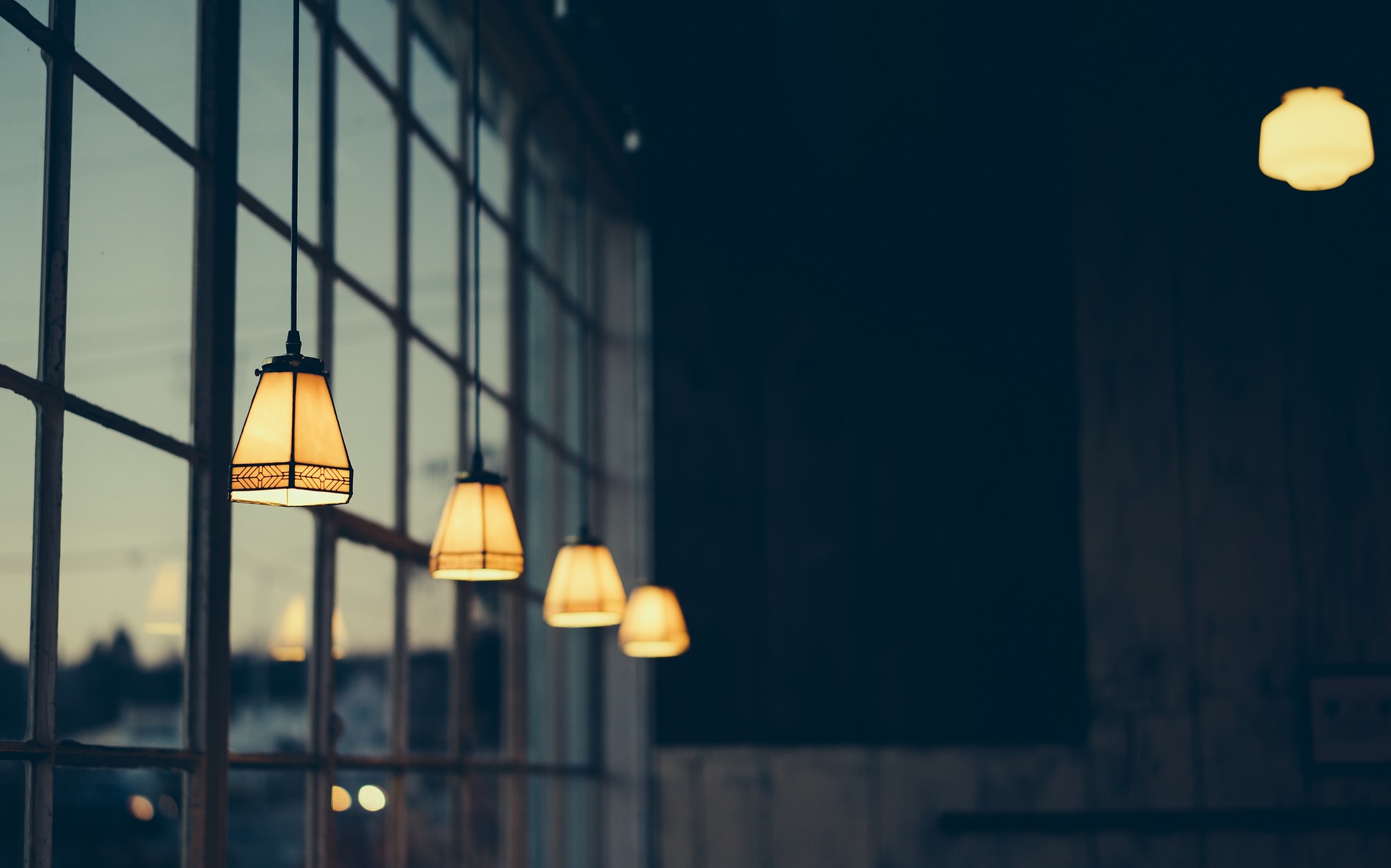 Lampy sufitowe – jak wybrać odpowiednie oświetlenie do pomieszczenia