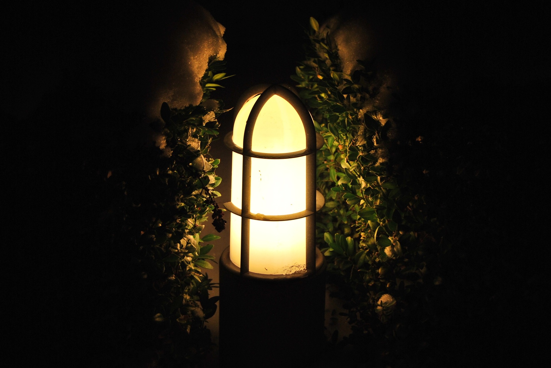 Przewodnik po oświetleniu zewnętrznym: Jak stworzyć piękne i funkcjonalne oświetlenie na zewnątrz domu