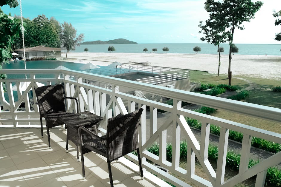 Elegancja w prostocie: Odkryj potencjał swojego balkonu w stylu minimalistycznym