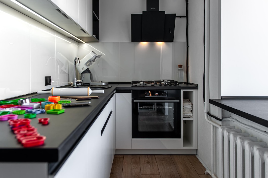 Jak wybrać odpowiednie wyposażenie do kuchni: od patelni po szafy chłodnicze i blachy do pizzy?