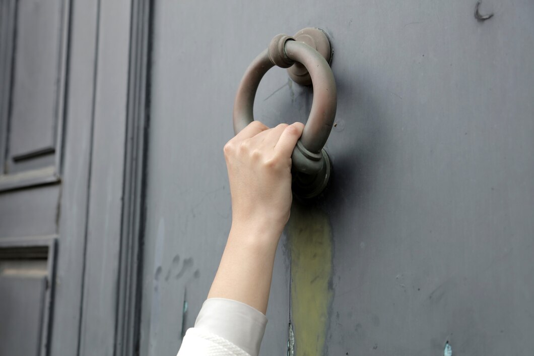 Jak wybrać odpowiednie zabezpieczenia do drzwi wejściowych dla twojego domu?