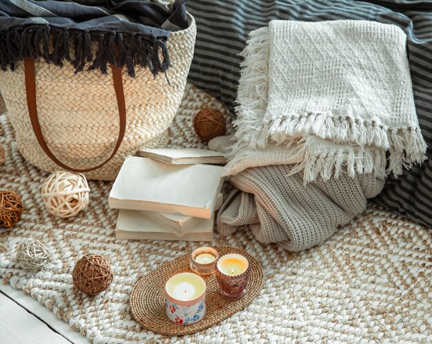 Stwórz przytulny kącik relaksacyjny na balkonie dzięki roślinom i tekstyliom