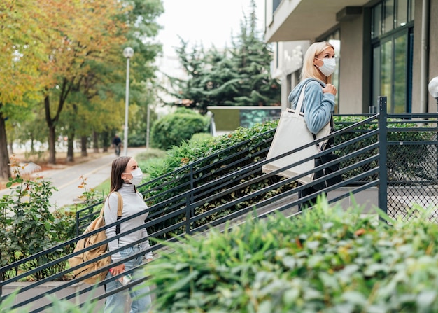 Jakie korzyści niesie ze sobą wybór aluminiowych rozwiązań dla Twojego ogrodzenia?