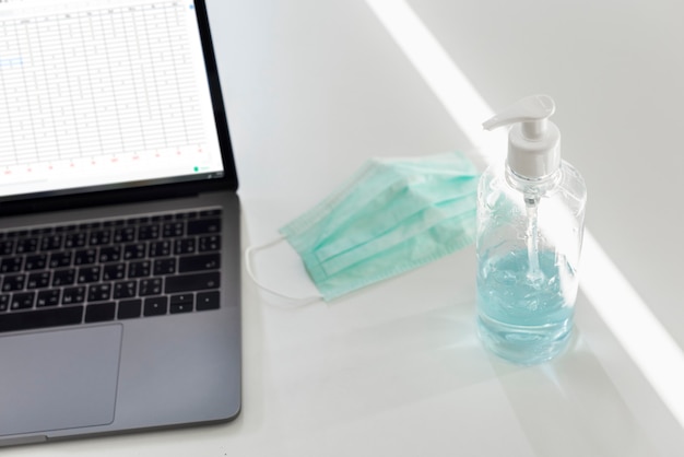 Jak wybrać odpowiedni preparat do dezynfekcji powierzchni w biurze?